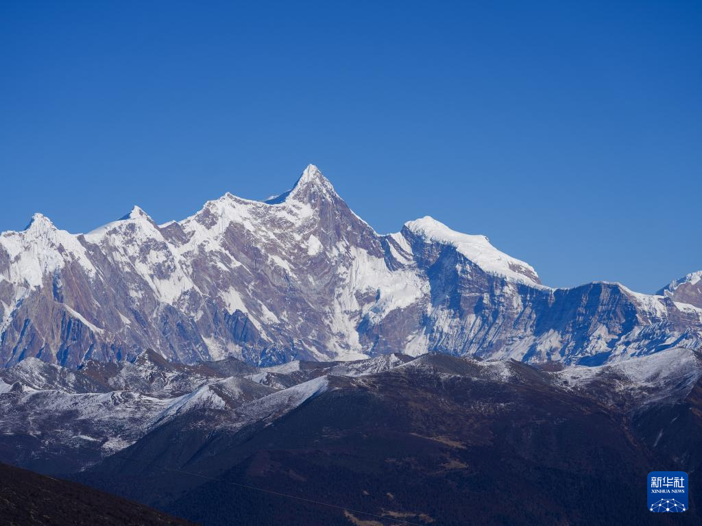 ཉིང་ཁྲི་ནི་བོད་ཀྱི་ཤར་ལྷོའི་རྒྱུད་དུ་གནས་པ་དང་རྒྱ་མཚོའི་ངོས་ལས་མཐོ་ཚད་ཆ་སྙོམས་སྨི་3100ཡོད་པ་དང་། གནམ་ལྕགས་འབར་བ་དང་། སྤོ་བོའི་འཁྱགས་རོམ་ཚོགས། ཀླུ་ནང་ནགས་ཚལ་སོགས་རང་བྱུང་མཛེས་ལྗོངས་ཡོད་པས་ཡུལ་ལྗོངས་ལྟ་ན་སྡུག