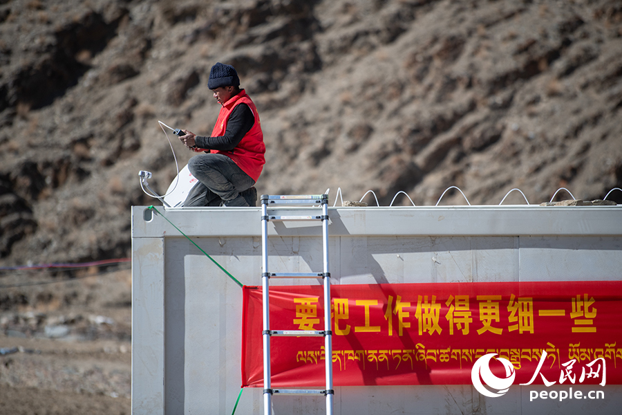     བོད་ལྗོངས་དིང་རིའི་ས་ཡོམ་རིམ་པ་6.8ཀྱི་གནོད་འཚེ་ཐེབས་པའི་མང་ཚོགས་ཀྱི་འཚོ་བ་བཀོད་སྒྲིག་དུས་མཚམས་སུ་སླེབས་པ་དང་ཆབས་ཅིག བཀོད་སྒྲིག་འགན་སྲུང་ལས་དོན་གོ་རིམ་ལྡན་པའི་ངང་སྤེལ་བཞིན་ཡོད། གཞིས་ཀ་རྩེ་གྲོང་ཁྱེར་དིང་རི་རྫོང་གྲམ་སོ་ཤང་མགུ་རོང་གྲོང་ཚོའི་བཀོད་སྒྲིག་ཁུལ་གྱི་སྟབས་བདེའི་ཁང་པ་རེ་རེ་ནི་དགུན་ཁའི་གྲང་ངར་ཁྲོད་གནོད་ཐེབས་མང་ཚོགས་ཀྱི“རླུང་གཡོལ་ཁང་པ”རུ་གྱུར་ཡོད། རོགས་སྐྱོབ་མི་སྣ་དང་ ། ཨར་ལས་མི་སྣ། དང་བླངས་པ་བཅས་ཀྱིས་གནོད་ཐེབས་མང་ཚོགས་དང་མཉམ་དུ་ཕན་ཚུན་རོགས་རམ་དང་སྐུལ་འདེད་བཏང་སྟེ་བརྩེ་བ་དེ་བཀོད་སྒྲིག་ཁུལ་གྱི་ཟུར་ཚང་མར་ཁྱབ་པར་བྱས།