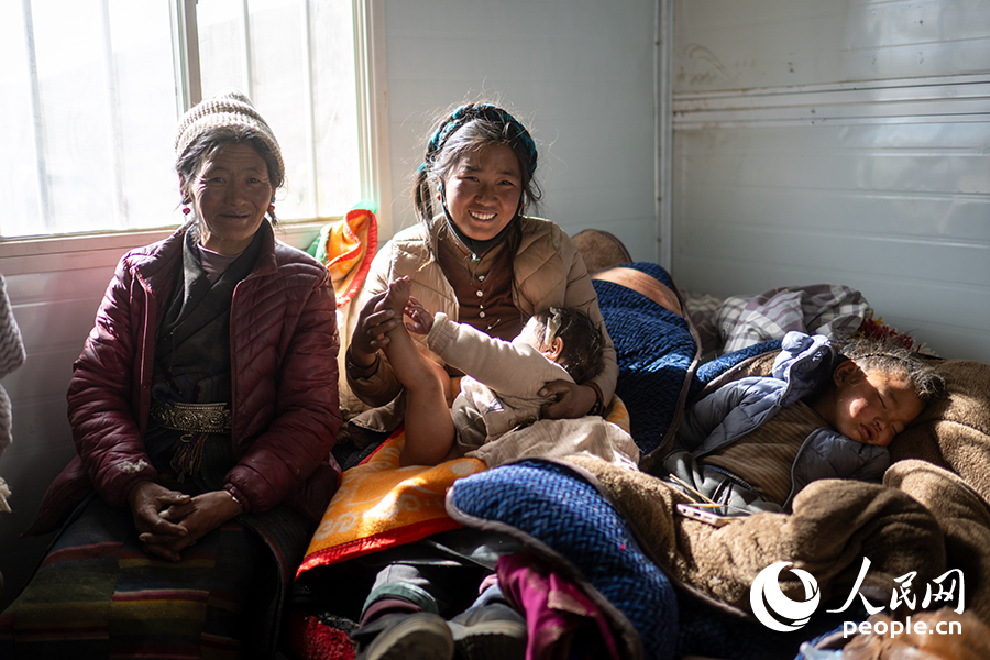     བོད་ལྗོངས་དིང་རིའི་ས་ཡོམ་རིམ་པ་6.8ཀྱི་གནོད་འཚེ་ཐེབས་པའི་མང་ཚོགས་ཀྱི་འཚོ་བ་བཀོད་སྒྲིག་དུས་མཚམས་སུ་སླེབས་པ་དང་ཆབས་ཅིག བཀོད་སྒྲིག་འགན་སྲུང་ལས་དོན་གོ་རིམ་ལྡན་པའི་ངང་སྤེལ་བཞིན་ཡོད། གཞིས་ཀ་རྩེ་གྲོང་ཁྱེར་དིང་རི་རྫོང་གྲམ་སོ་ཤང་མགུ་རོང་གྲོང་ཚོའི་བཀོད་སྒྲིག་ཁུལ་གྱི་སྟབས་བདེའི་ཁང་པ་རེ་རེ་ནི་དགུན་ཁའི་གྲང་ངར་ཁྲོད་གནོད་ཐེབས་མང་ཚོགས་ཀྱི“རླུང་གཡོལ་ཁང་པ”རུ་གྱུར་ཡོད། རོགས་སྐྱོབ་མི་སྣ་དང་ ། ཨར་ལས་མི་སྣ། དང་བླངས་པ་བཅས་ཀྱིས་གནོད་ཐེབས་མང་ཚོགས་དང་མཉམ་དུ་ཕན་ཚུན་རོགས་རམ་དང་སྐུལ་འདེད་བཏང་སྟེ་བརྩེ་བ་དེ་བཀོད་སྒྲིག་ཁུལ་གྱི་ཟུར་ཚང་མར་ཁྱབ་པར་བྱས།