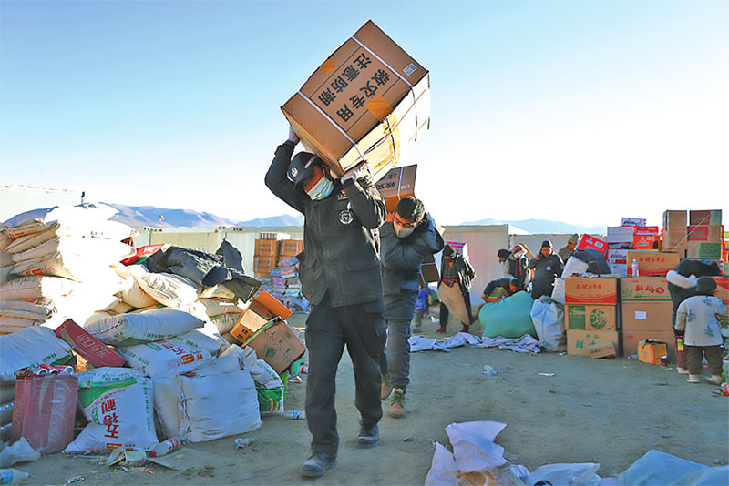 འདི་ནི་ཟླ་1ཚེས་10ཉིན། གཞིས་རྩེ་གྲོང་ཁྱེར་ཆེད་འགན་ཉེན་རྟོག་པས་དགུ་རུམ་གྲོང་ཚོའི་བཀོད་སྒྲིག་ས་ཚིགས་སུ་གནོད་འཚེ་ཕོག་པའི་མང་ཚོགས་དང་མཉམ་དུ་དངོས་ཟོག་དབོར་བཞིན་པ།