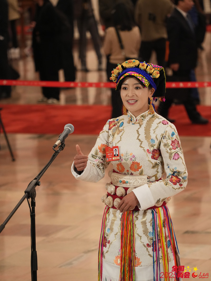 ཟླ་3ཚེས་5ཉིན་ཆུ་ཚོད་8པར། རྒྱལ་ཡོངས་མི་དམངས་འཐུས་ཚོགས་སྐབས་བཅུ་བཞི་པའི་ཚོགས་འདུ་ཐེངས་གསུམ་པའི“འཐུས་མིའི་བགྲོད་ལམ”གཅིག་སྡུད་བཅར་འདྲི་བྱེད་སྒོ་ཐེངས་དང་པོ་དེ་མི་དམངས་ཚོགས་ཁང་ཆེན་མོའི་ཀྲུང་དབྱང་ཚོམས་ཆེན་བྱང་ཕྱོགས་སུ་འཚོགས་པ་རེད།