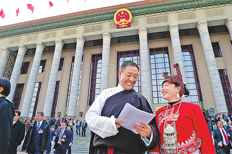 ཟླ་3ཚེས་4ཉིན། ཀྲུང་གོ་མི་དམངས་ཆབ་སྲིད་གྲོས་མོལ་ཚོགས་འདུ་སྐབས་བཅུ་བཞི་པའི་རྒྱལ་ཡོངས་ཨུ་ཡོན་ལྷན་ཁང་གི་ཚོགས་འདུ་ཐེངས་གསུམ་པ་པེ་ཅིང་མི་དམངས་ཚོགས་ཁང་ཆེ་མོར་འགོ་ཚུགས་པ་རེད། འདི་ནི་བོད་བཞུགས་རྒྱལ་ཡོངས་སྲིད་གྲོས་ཀྱི་ཨུ་ཡོན་སྨན་གྲོང་ནོར་བུ་སྲི་ཐར(གཡོན)གྱིས་ཚོགས་འདུ་གྲོལ་རྗེས་ཡུན་ནན་ཞིང་ཆེན་གྱི་རྒྱལ་ཡོངས་སྲིད་གྲོས་ཀྱི་ཨུ་ཡོན་ཀུང་ཅན་མེ་དང་ཚོགས་འདུའི་མྱོང་ཚོར་སྤེལ་རེས་གནང་བཞིན་པ།