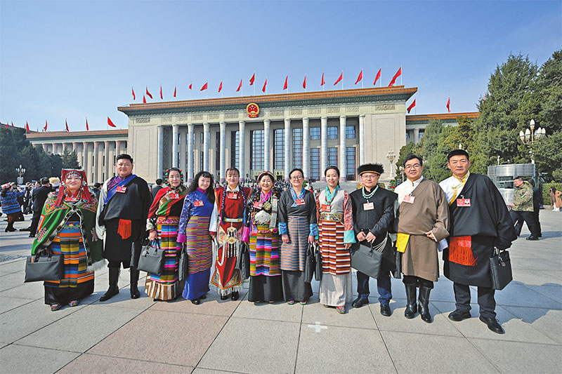  འདི་ནི་རྒྱལ་ཡོངས་མི་དམངས་འཐུས་ཚོགས་ཀྱི་འཐུས་མིས་སྲིད་གཞུང་གི་ལས་དོན་སྙན་སྒྲོན་གསན་རྗེས། ཡིད་ཆེས་ཀྱིས་ཁེངས་བཞིན་མི་དམངས་ཚོགས་ཁང་ཆེ་མོ་ནས་ཕྱིར་ཐོན་བཞིན་པ།