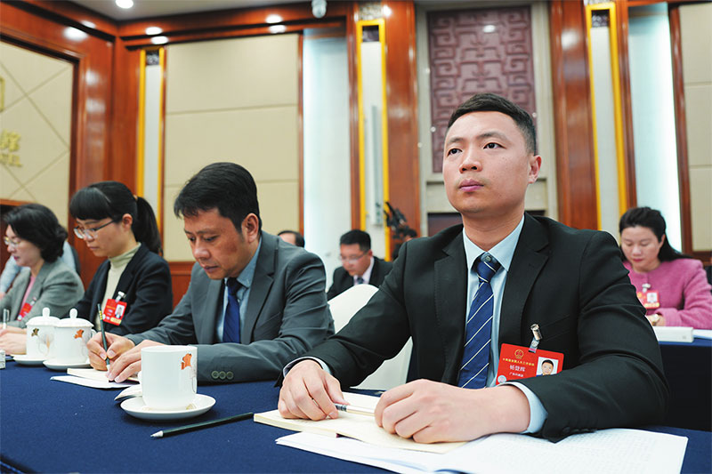 འདི་ནི་དབྱང་ཏེང་ཧུའེ（གཡས་ཀྱི་དང་པོ）ཡིས་རྒྱལ་ཡོངས་མི་དམངས་འཐུས་ཚོགས་སྐབས་བཅུ་བཞི་པའི་ཚོགས་འདུ་ཐེངས་གསུམ་པའི་ཀོང་ཏུང་འཐུས་མི་ཚོགས་པའི་ཚང་འཛོམས་གྲོས་ཚོགས་ཐོག་ནན་ཏན་ངང་གཏམ་བཤད་གསན་བཞིན་པ།