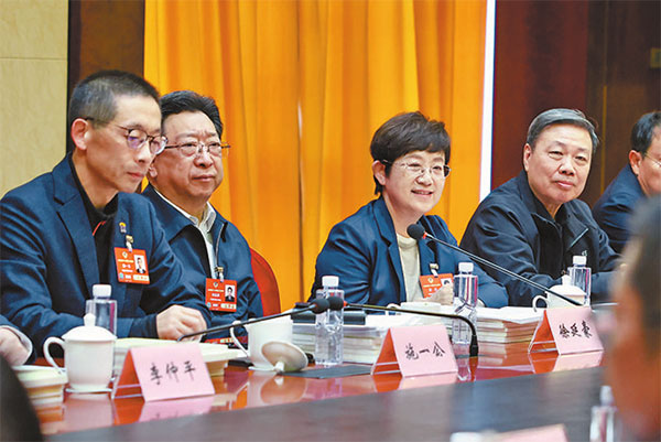 ཟླ་3ཚེས་7ཉིན། རྒྱལ་ཡོངས་མི་དམངས་འཐུས་ཚོགས་སྐབས་བཅུ་བཞི་པའི་ཚོགས་འདུ་ཐེངས་གསུམ་པའི་ཧྲན་ཏུང་འཐུས་མི་ཚོགས་པས་བཞུགས་གནས་སུ་ཚོགས་ཆུང་ཚོགས་འདུ་འཚོགས་ཤིང་། འདི་ནི་བུད་མེད་འཐུས་མི་ཚོས་གྲོས་བསྡུར་འཁྲུག་པོ་གནང་བཞིན་པ།