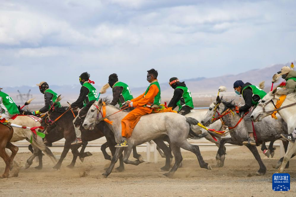     ཟླ་4ཚེས་23ཉིན་ནས་ཚེས་28ཉིན་བར། འདམ་མཆོད་རའི་རྟ་རྩེད་རིམ་འདས་གདན་འདྲེན་འགྲན་བསྡུར་སྐབས་གཉིས་པ་དེ་བོད་ལྗོངས་ལྷ་ས་གྲོང་ཁྱེར་འདམ་ཞུང་རྫོང་རྟ་རྒྱུག་ར་བར་ཚུགས་པ་དང་། བོད་ལྗོངས་དང་། ཡུན་ནན། སི་ཁྲོན། ཀན་སུའུ། མཚོ་སྔོན་བཅས་ནས་ཡོང་བའི་རྟ་པ་403གྱིས་ཐེག་ཤུགས་འགྲན་བསྡུར་དང་མྱུར་ཚད་འགྲན་བསྡུར་སོགས་འགྲན་ཁག་བཅུ་གཉིས་ནང་འགྲན་བསྡུར་བྱས་པ་རེད།      ཉེ་བའི་ལོ་ཤས་རིང་། འདམ་གཞུང་རྫོང་གིས་ཡུལ་སྐོར་རིག་གནས་ཀྱི་རྨང་གཞི་ཟབ་མོར་བརྟེན་ནས་“རྟ་རྒྱུག་དང་རིག་གནས་ཡུལ་སྐོར་”མཉམ་འདྲེས་ལ་སྐུལ་འདེད་ཧུར་ཐག་བཏང་ནས་རྫོང་ཁོངས་དཔལ་འབྱོར་འཕེལ་རྒྱས་ལ་སྐུལ་འདེད་བཏང་བ་རེད།