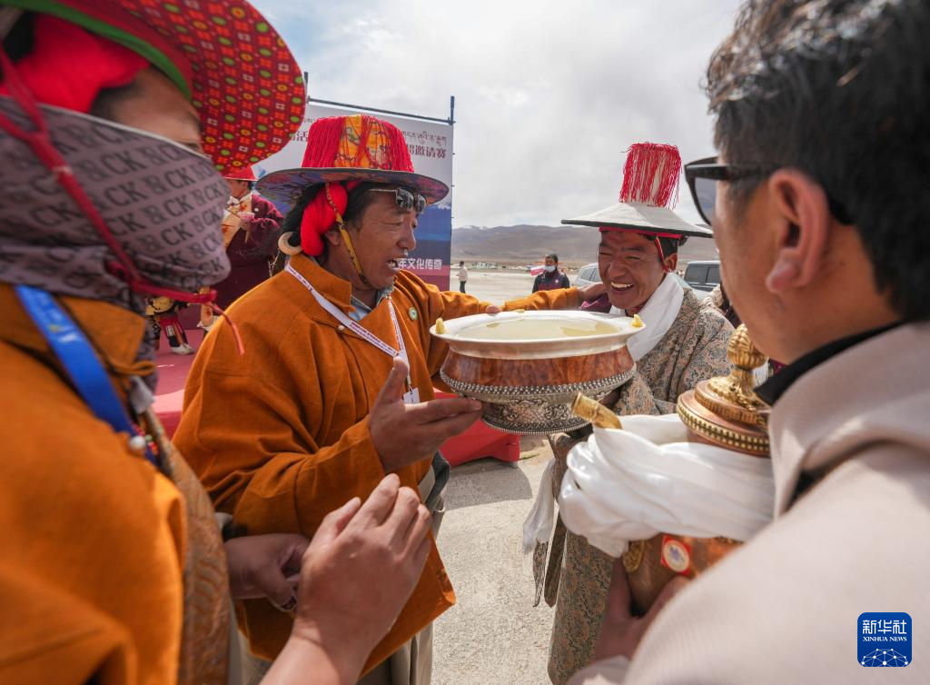     ཟླ་4ཚེས་23ཉིན་ནས་ཚེས་28ཉིན་བར། འདམ་མཆོད་རའི་རྟ་རྩེད་རིམ་འདས་གདན་འདྲེན་འགྲན་བསྡུར་སྐབས་གཉིས་པ་དེ་བོད་ལྗོངས་ལྷ་ས་གྲོང་ཁྱེར་འདམ་ཞུང་རྫོང་རྟ་རྒྱུག་ར་བར་ཚུགས་པ་དང་། བོད་ལྗོངས་དང་། ཡུན་ནན། སི་ཁྲོན། ཀན་སུའུ། མཚོ་སྔོན་བཅས་ནས་ཡོང་བའི་རྟ་པ་403གྱིས་ཐེག་ཤུགས་འགྲན་བསྡུར་དང་མྱུར་ཚད་འགྲན་བསྡུར་སོགས་འགྲན་ཁག་བཅུ་གཉིས་ནང་འགྲན་བསྡུར་བྱས་པ་རེད།      ཉེ་བའི་ལོ་ཤས་རིང་། འདམ་གཞུང་རྫོང་གིས་ཡུལ་སྐོར་རིག་གནས་ཀྱི་རྨང་གཞི་ཟབ་མོར་བརྟེན་ནས་“རྟ་རྒྱུག་དང་རིག་གནས་ཡུལ་སྐོར་”མཉམ་འདྲེས་ལ་སྐུལ་འདེད་ཧུར་ཐག་བཏང་ནས་རྫོང་ཁོངས་དཔལ་འབྱོར་འཕེལ་རྒྱས་ལ་སྐུལ་འདེད་བཏང་བ་རེད།