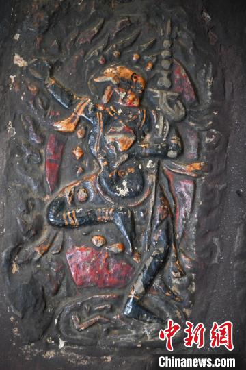 འདམ་གཞུང་རྫོང་ཀོང་ཐང་ཤང་གྲོང་དཀར་གྲོང་ཚོའི་ཁང་དམར་དགོན་གྱི་མ་ཎི་ལྷ་ཁང་།