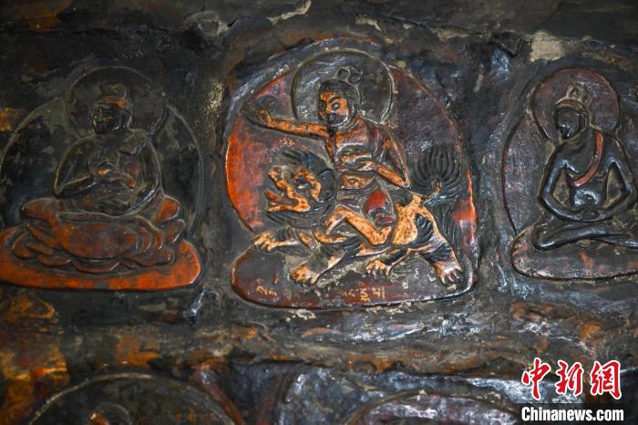 འདམ་གཞུང་རྫོང་ཀོང་ཐང་ཤང་གྲོང་དཀར་གྲོང་ཚོའི་ཁང་དམར་དགོན་གྱི་མ་ཎི་ལྷ་ཁང་།