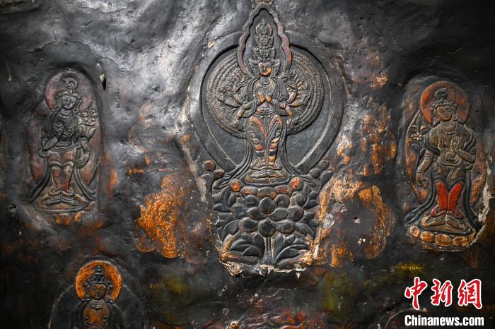 འདམ་གཞུང་རྫོང་ཀོང་ཐང་ཤང་གྲོང་དཀར་གྲོང་ཚོའི་ཁང་དམར་དགོན་གྱི་མ་ཎི་ལྷ་ཁང་།