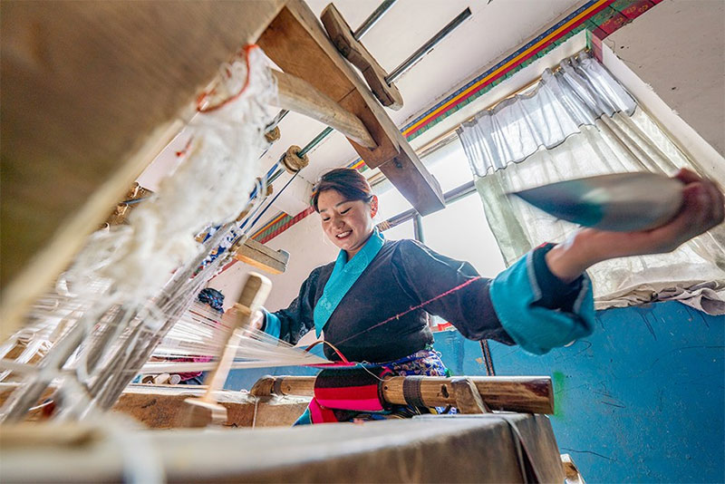 འདི་ནི་བསྟན་འཛིན་སྒྲོལ་དཀར་གྱིས་པང་གདན་འཐག་བཞིན་པ།