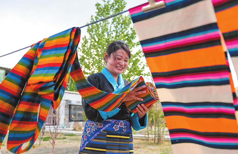 འདི་ནི་བསྟན་འཛིན་སྒྲོལ་དཀར་གྱིས་བརྙན་པར་བརྒྱབ་ནས་མཉམ་ལས་ཁང་གི་ཐོན་རྫས་ངོ་སྤྲོད་བྱེད་བཞིན་པ།