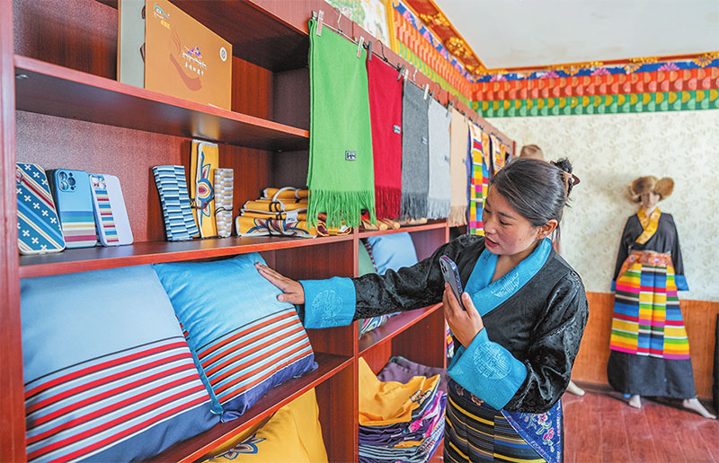 འདི་ནི་བསྟན་འཛིན་སྒྲོལ་དཀར་གྱིས་བརྙན་པར་བརྒྱབ་ནས་མཉམ་ལས་ཁང་གི་ཐོན་རྫས་ངོ་སྤྲོད་བྱེད་བཞིན་པ།