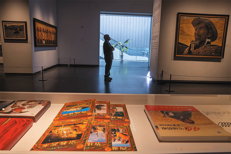 འདི་ནི་ཀྲང་དབྱིང་གིས་བོད་ལྗོངས་མཛེས་རྩལ་ཁང་དུ་རང་ཉིད་ཀྱི་རི་མོའི་འགྲེམས་སྟོན་ལ་ལྟ་བཞིན་པ།