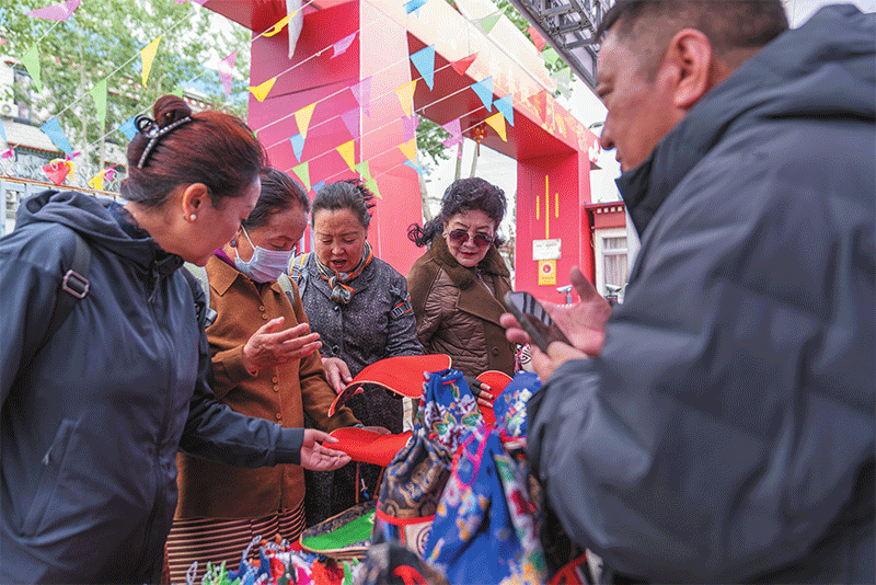 འདི་ནི་ཟླ་5ཚེས་20ཉིན། བོད་རང་སྐྱོང་ལྗོངས་མང་ཚོགས་སྒྱུ་རྩལ་ཁང་དུ་ལྟད་མོ་བས་འགོ་ཚུགས་མཛད་སྒོའི་ཐོག་ལྷ་ས་གྲོང་ཁྱེར་དམིགས་བསལ་སློབ་གྲྭའི་རིག་གནས་བསམ་བཀོད་ཀྱི་བརྩམས་ཆོས་ལ་ལྟ་བཞིན་པ།