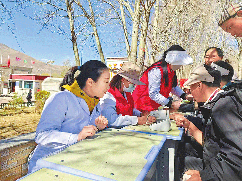 པེ་ཅིང་གྲོང་ཁྱེར་མོན་ཐའོ་ཀོའུ་ཆུས་བོད་སྐྱོར་སྨན་བཅོས་རུ་ཁག་གིས་རྒུ་རུམ་གྲོང་རྡལ་དུ་འོས་འགན་སྨན་བཅོས་བྱེད་བཞིན་པ།