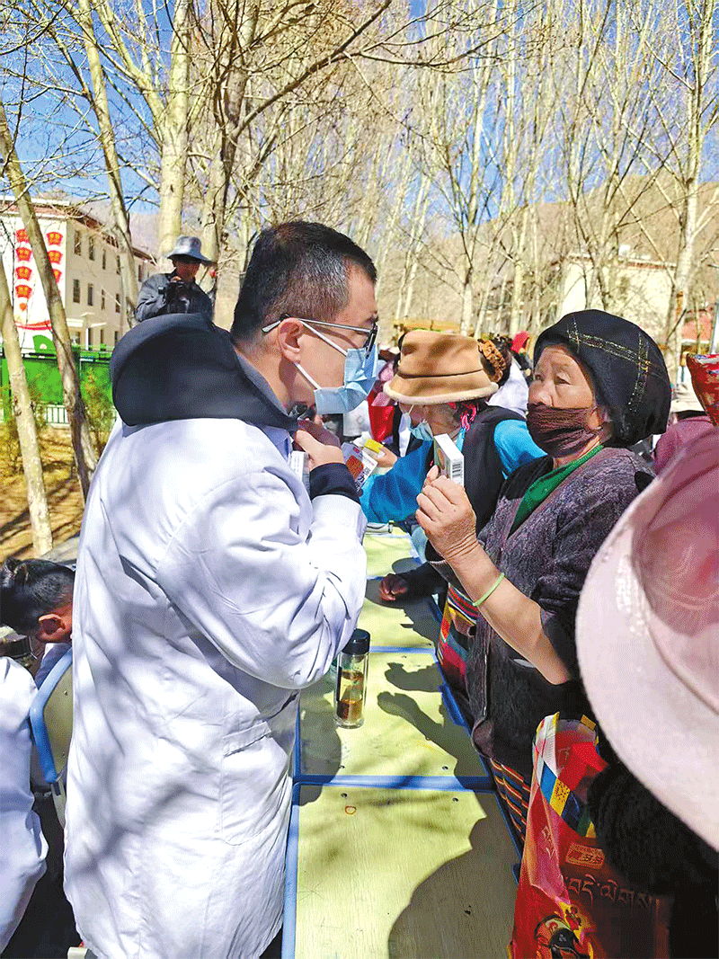 པེ་ཅིང་གྲོང་ཁྱེར་མོན་ཐའོ་ཀོའུ་ཆུས་བོད་སྐྱོར་སྨན་བཅོས་རུ་ཁག་གིས་རྒུ་རུམ་གྲོང་རྡལ་དུ་འོས་འགན་སྨན་བཅོས་བྱེད་བཞིན་པ།