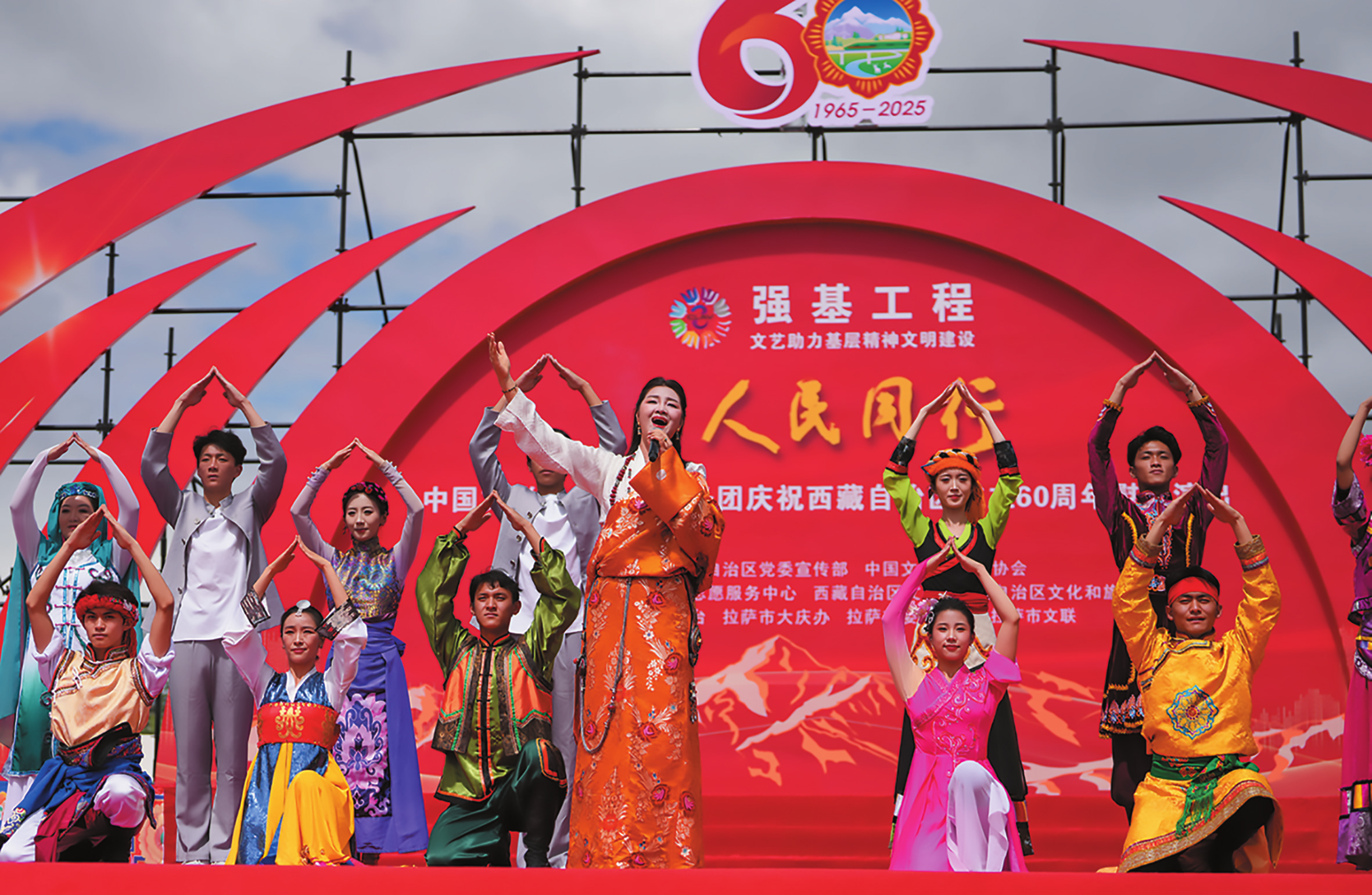 འདི་ནི་ཟླ་5ཚེས་25ཉིན་འཁྲབ་སྟོན་ཐོག་འཇམ་དབྱངས་སྒྲོལ་མས（དཀྱིལ）གླུ་གཞས་གཏོང་བཞིན་པ།