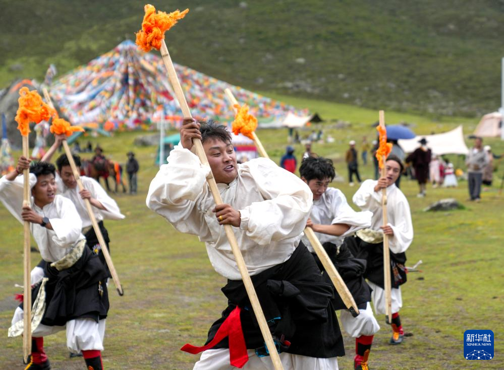 ཉེ་བའི་ལོ་ཤས་རིང་། བོད་ལྗོངས་ནག་ཆུ་གྲོང་ཁྱེར་གྱིས་“མངོན་མེད་རིག་གནས་ཤུལ་བཞག་དང་ཡུལ་སྐོར་”མཉམ་འདྲེས་འཕེལ་རྒྱས་ལ་སྐུལ་འདེད་ཧུར་ཐག་བཏང་ནས་དུས་ཆེན་གལ་ཆེའི་གུང་གསེང་དང་ཡུལ་སྐོར་མང་བའི་དུས་སྐབས་སུ། མཛེས་ལྗོངས་ཁུལ་དུ་མངོན་མེད་རིག་གནས་ཤུལ་བཞག་འགྲེམས་སྟོན་བྱེད་སྒོ་སྤེལ་བཞིན་ཡོད་པ་དཔེར་ན། རྫོང་སྒྱུ་རྩལ་ཚོགས་པས་ལོ་ཧྲིལ་པོའི་འཁྲབ་སྟོན་ཐེངས་30%ཡུལ་སྐོར་མཛེས་ལྗོངས་ཁུལ་དུ་སྤེལ་བ་རེད། གསར་གཏོད་ཀྱི་རིག་གནས་འགྲེམས་སྟོན་བྱེད་སྟངས་དེ་རིགས་ཀྱིས་ཡུལ་སྐོར་བ་ཚོར་འབྱིང་སྤྲོའི་རིག་གནས་ཤུལ་བཞག་གི་ཉམས་ལེན་མཁོ་འདོན་བྱས་ཡོད་ལ། ས་གནས་དེ་གའི་མང་ཚོགས་ལ་རིག་གནས་འཕེལ་རྒྱས་ཀྱི་གྲུབ་འབྲས་མཉམ་སྤྱོད་བྱེད་དུ་བཅུག་པས། ས་གནས་དེ་གའི་རིག་གནས་ཡུལ་སྐོར་ཐོན་ལས་མཉམ་འདྲེས་ཟབ་མོ་ཡོང་རྒྱུར་སྐུལ་འདེད་ནུས་ལྡན་བཏང་བ་རེད།