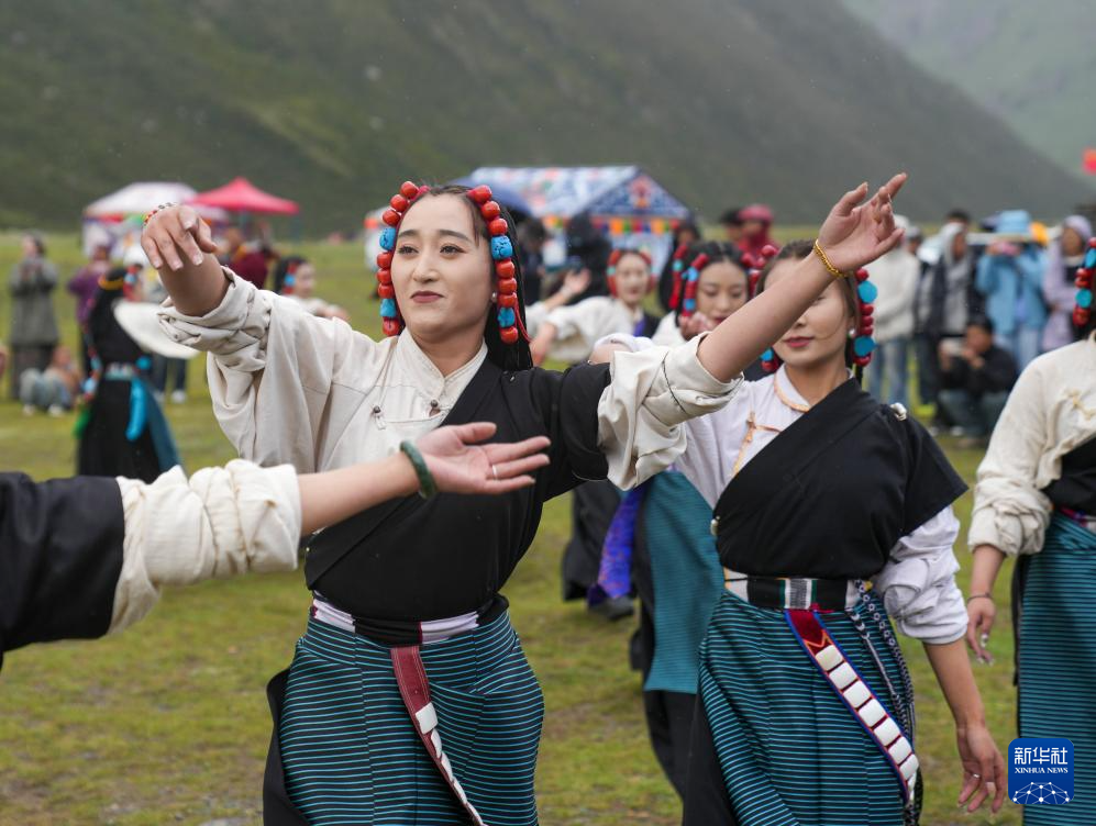 ཉེ་བའི་ལོ་ཤས་རིང་། བོད་ལྗོངས་ནག་ཆུ་གྲོང་ཁྱེར་གྱིས་“མངོན་མེད་རིག་གནས་ཤུལ་བཞག་དང་ཡུལ་སྐོར་”མཉམ་འདྲེས་འཕེལ་རྒྱས་ལ་སྐུལ་འདེད་ཧུར་ཐག་བཏང་ནས་དུས་ཆེན་གལ་ཆེའི་གུང་གསེང་དང་ཡུལ་སྐོར་མང་བའི་དུས་སྐབས་སུ། མཛེས་ལྗོངས་ཁུལ་དུ་མངོན་མེད་རིག་གནས་ཤུལ་བཞག་འགྲེམས་སྟོན་བྱེད་སྒོ་སྤེལ་བཞིན་ཡོད་པ་དཔེར་ན། རྫོང་སྒྱུ་རྩལ་ཚོགས་པས་ལོ་ཧྲིལ་པོའི་འཁྲབ་སྟོན་ཐེངས་30%ཡུལ་སྐོར་མཛེས་ལྗོངས་ཁུལ་དུ་སྤེལ་བ་རེད། གསར་གཏོད་ཀྱི་རིག་གནས་འགྲེམས་སྟོན་བྱེད་སྟངས་དེ་རིགས་ཀྱིས་ཡུལ་སྐོར་བ་ཚོར་འབྱིང་སྤྲོའི་རིག་གནས་ཤུལ་བཞག་གི་ཉམས་ལེན་མཁོ་འདོན་བྱས་ཡོད་ལ། ས་གནས་དེ་གའི་མང་ཚོགས་ལ་རིག་གནས་འཕེལ་རྒྱས་ཀྱི་གྲུབ་འབྲས་མཉམ་སྤྱོད་བྱེད་དུ་བཅུག་པས། ས་གནས་དེ་གའི་རིག་གནས་ཡུལ་སྐོར་ཐོན་ལས་མཉམ་འདྲེས་ཟབ་མོ་ཡོང་རྒྱུར་སྐུལ་འདེད་ནུས་ལྡན་བཏང་བ་རེད།