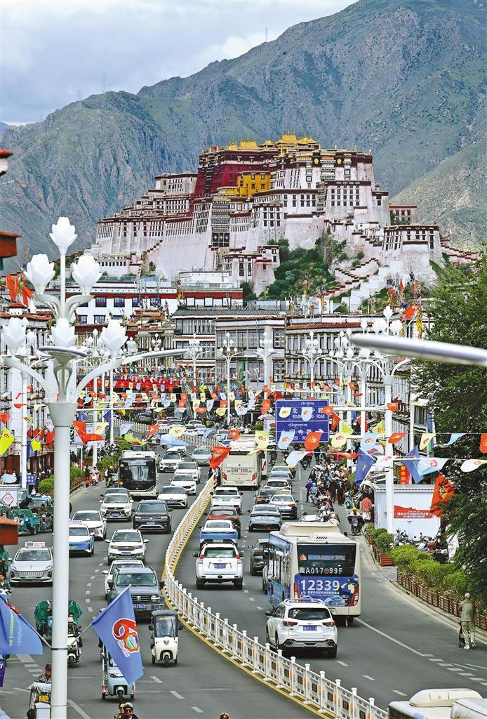 འདི་ནི་མཛེས་རྒྱན་སྤྲས་ནས་རྣམ་པ་གསར་རྐྱང་དུ་གྱུར་པའི་ལྷ་ས་གྲོང་ཁྱེར་པེ་ཅིང་དཀྱིལ་ལམ་ཡིན་པ།