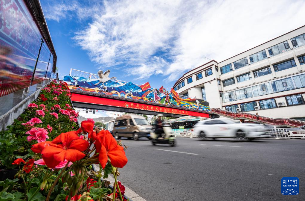 འདི་ནི་ལྷ་ས་གྲོང་ཁྱེར་གྱི་སྲང་ལམ་རེད། 