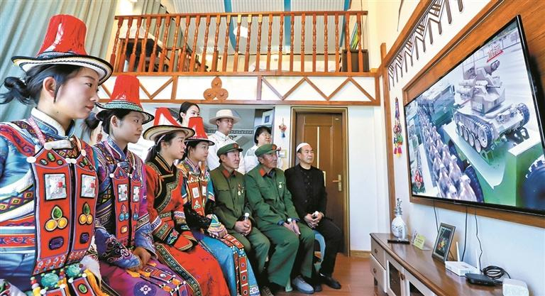 འདི་ནི་ཟླ་9ཚེས་3ཉིན། ཀན་སུའུ་ཞིང་ཆེན་ཀྲང་ཡེ་གྲོང་ཁྱེར་སུའུ་ནན་ཡུས་ཀུའུ་རིགས་རང་སྐྱོང་རྫོང་ཁང་ལེ་གྲོང་རྡལ་ཡུས་མུའུ་ཀྲོང་གྲོང་ཚོའི་ཡུས་ཀུའུ་རིགས་དང་བོད་རིགས་མང་ཚོགས་མཉམ་དུ་དམག་གཟིགས་མཛད་སྒོའི་ཐད་གཏོང་ལྟ་བཞིན་པ།