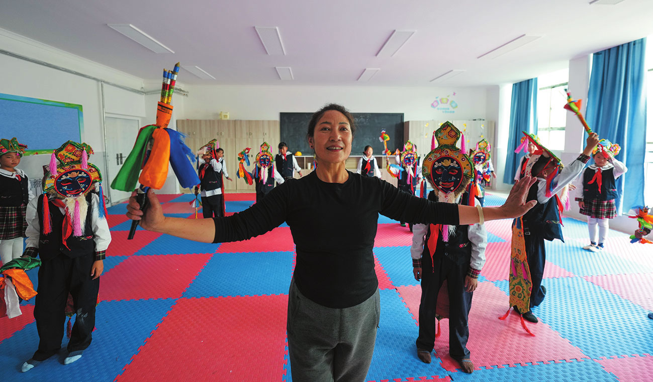 ལྷ་ས་གྲོང་ཁྱེར་ཚོད་ལྟའི་སློབ་ཆུང་དུ་ལྷ་མོའི་དགེ་རྒན་གྱིས་ཕྲུ་གུ་ཚོའི་སྣེ་ཁྲིད་དེ་ལྷ་མོ་སྦྱོང་བཞིན་པ།