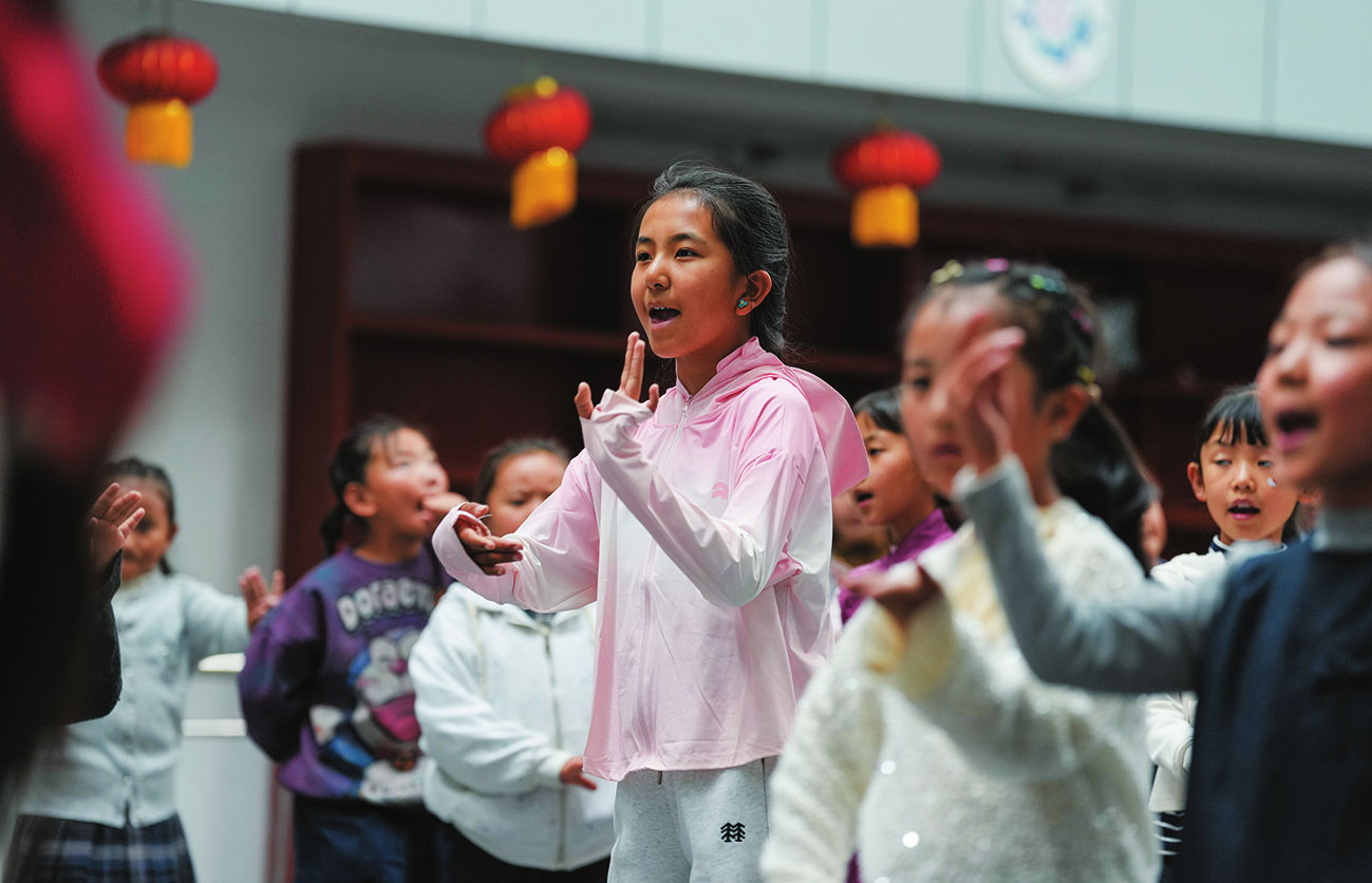 བོད་རང་སྐྱོང་ལྗོངས་མང་ཚོགས་སྒྱུ་རྩལ་ཁང་དུ་ཕྲུ་གུ་ཚོས་ལྷ་མོ་སྦྱོང་བཞིན་པ།