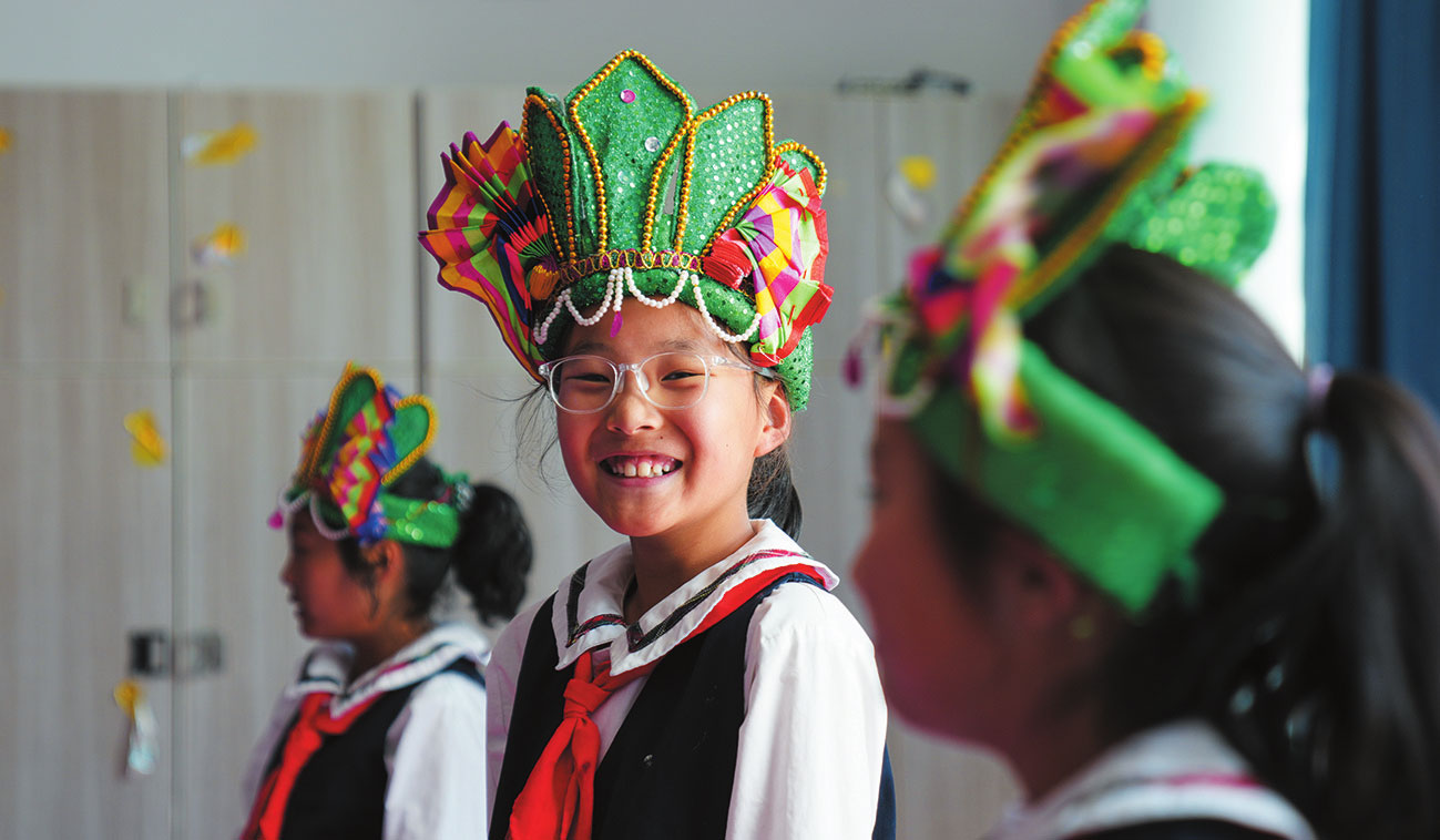 ལྷ་ས་གྲོང་ཁྱེར་ཚོད་ལྟའི་སློབ་ཆུང་གི་སློབ་མས་ལྷ་མོ་སྦྱོང་བཞིན་པ།
