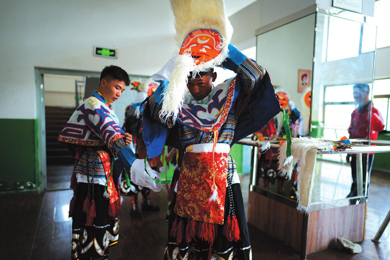 ལྷ་ས་གྲོང་ཁྱེར་འབྲིང་རིམ་ལས་རིགས་ལག་རྩལ་སློབ་གྲྭ་གཉིས་པར་སློབ་མ་ཚོས་ལྷ་མོའི་འཁྲབ་ཆས་གྱོན་བཞིན་པ།