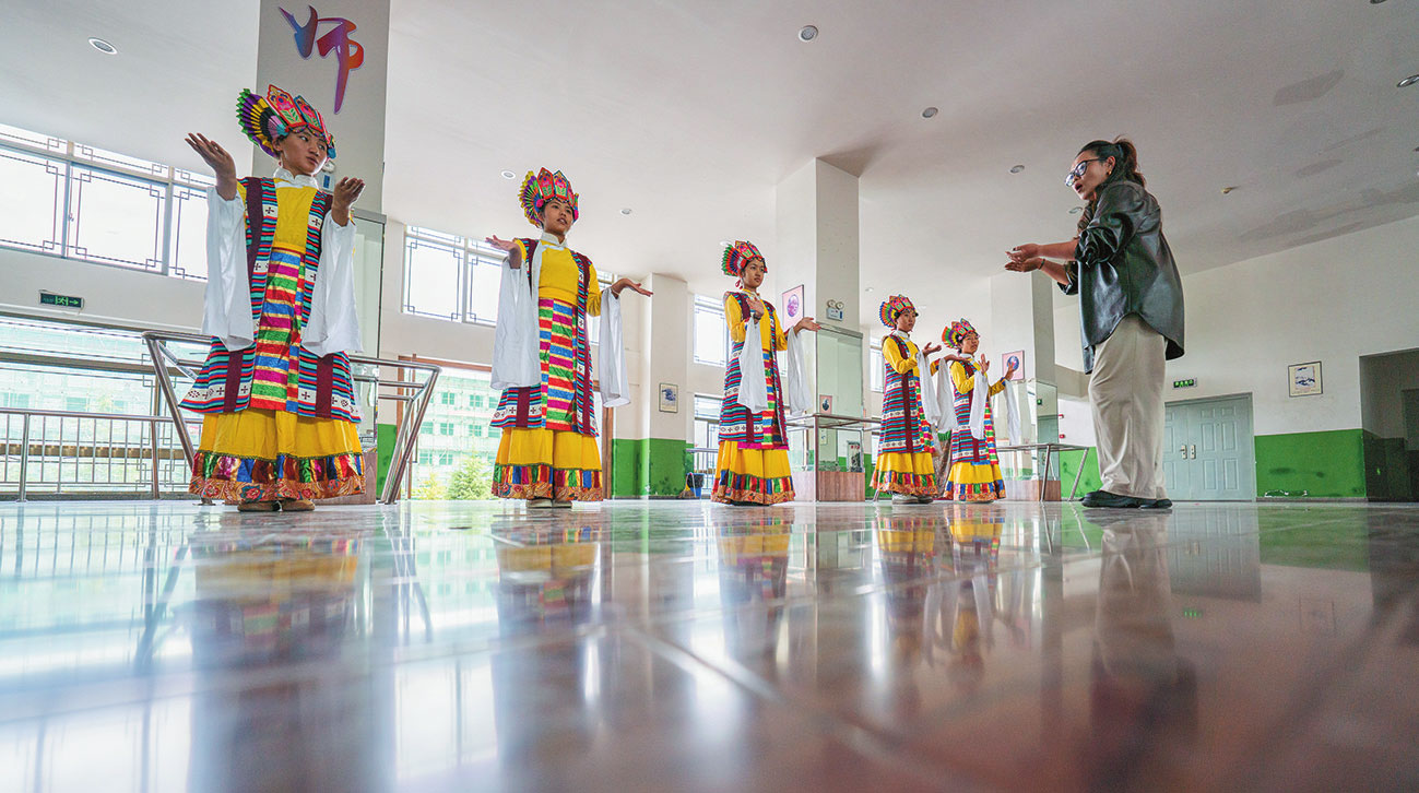 ལྷ་ས་གྲོང་ཁྱེར་འབྲིང་རིམ་ལས་རིགས་ལག་རྩལ་སློབ་གྲྭ་གཉིས་པར་སློབ་མ་ཚོས་ལྷ་མོ་སྦྱོང་བཞིན་པ།