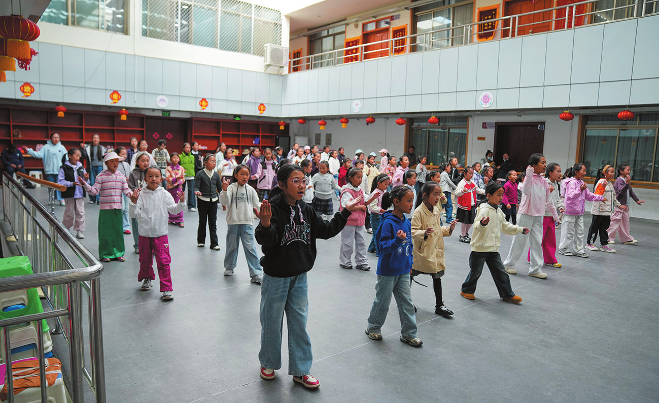 བོད་རང་སྐྱོང་ལྗོངས་མང་ཚོགས་སྒྱུ་རྩལ་ཁང་དུ་ཕྲུ་གུ་ཚོས་ལྷ་མོ་སྦྱོང་བཞིན་པ།