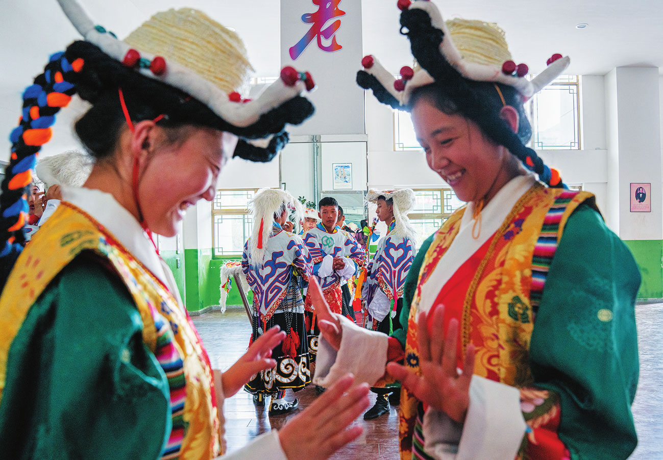 ལྷ་ས་གྲོང་ཁྱེར་འབྲིང་རིམ་ལས་རིགས་ལག་རྩལ་སློབ་གྲྭ་གཉིས་པར་ཕྲུ་གུ་ཚོས་ངལ་གསོའི་དུས་སུ་ལྷ་མོ་འཁྲབ་སྟངས་སྦྱོང་བཞིན་པ།