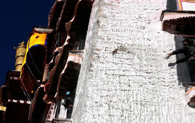 ༄༅།།ཕོ་བྲང་པོ་ཏ་ལར་སྐུ་དཀར་གསོལ་བ། 