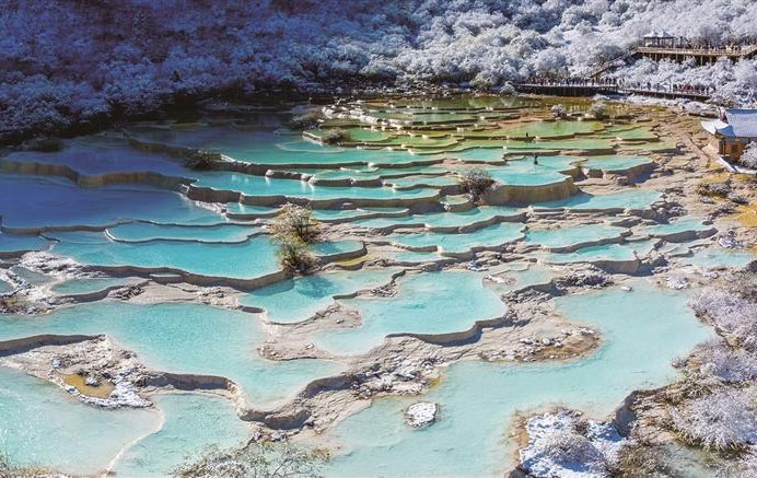 ༄༅།།སི་ཁྲོན་ཧོང་ལུང་མཛེས་ལྗོངས་ཁུལ་དུ་ད་ལོའི་གངས་ཐོག་མ་དེ་བབས་པ།