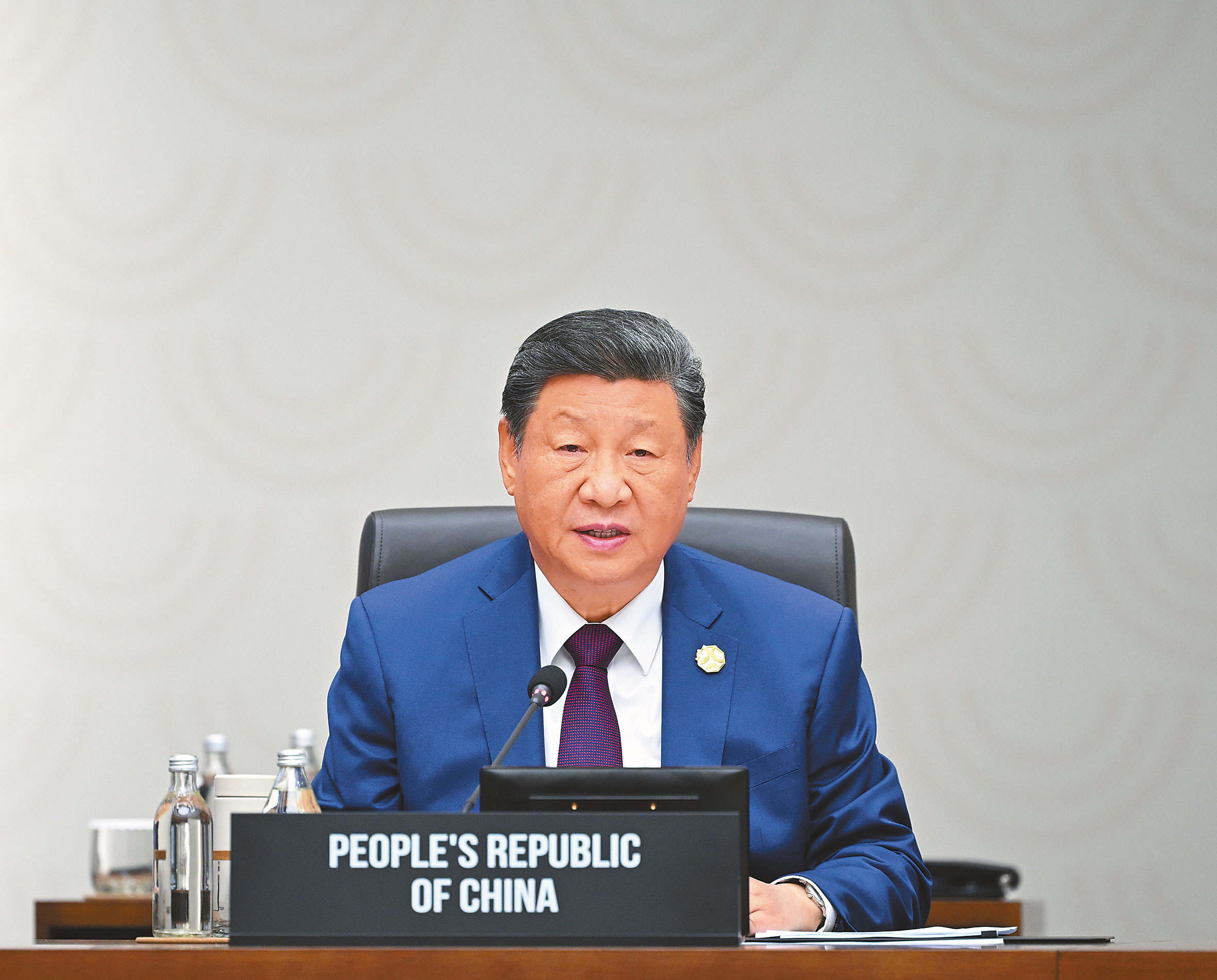 ས་གནས་དེ་གའི་དུས་ཚོད་ཟླ་11ཚེས་1ཉིན་གྱི་སྔ་དྲོར། རྒྱལ་ཁབ་ཀྱི་ཀྲུའུ་ཞི་ཞི་ཅིན་ཕིང་ཧན་གོའི་ཆིང་ཀྲོའུ་རུ་ཨེ་ཤེ་ཡ་དང་ཞི་བདེ་རྒྱ་མཚོ་ཆེན་པོ་ཁུལ་གྱི་དཔལ་འབྱོར་མཉམ་ལས་རྩ་འཛུགས་ཀྱི་འགོ་ཁྲིད་པའི་དངོས་གཞི་མིན་པའི་ཚོགས་འདུ་ཐེངས་སོ་གཉིས་པའི་དུས་མཚམས་གཉིས་པའི་ཚོགས་འདུར་ཞུགས་ནས། 《རྒྱུན་མཐུད་ཆོག་པའི་མཛེས་སྡུག་འབྱུང་འགྱུར་མཉམ་དུ་གཏོད་དགོས》ཞེས་འགོ་བརྗོད་དུ་འཁོད་པའི་གསུང་བཤད་གལ་ཆེན་གནང་བ་རེད།