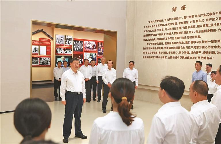 ཟླ་11ཚེས་7ཉིན་དང་ཚེས་8ཉིན། ཀྲུང་གུང་ཀྲུང་དབྱང་གི་སྤྱི་ཁྱབ་ཧྲུའུ་ཅི་དང་། རྒྱལ་ཁབ་ཀྱི་ཀྲུའུ་ཞི། ཀྲུང་དབྱང་དམག་ཨུད་ཀྱི་ཀྲུའུ་ཞི་བཅས་ཡིན་པའི་ཞི་ཅིན་ཕིང་གིས་ཀོང་ཏུང་དུ་རྟོག་ཞིབ་གནང་ཞིང་། འདི་ནི་ཚེས་7ཉིན་གྱི་ཕྱི་དྲོར། ཞི་ཅིན་ཕིང་གིས་མེ་ཀྲོའུ་གྲོང་ཁྱེར་མེ་ཤན་ཆུས་ཡན་དབྱང་གྲོང་རྡལ་དུ་གནས་པའི་ཡེ་ཅན་དབྱིན་གྱི་དྲན་གསོ་ཁང་དུ་གཟིགས་སྐོར་གནང་སྐབས་ལས་དོན་མི་སྣ་དང་བྱམས་བརྩེའི་སྤེལ་རེས་གནང་བཞིན་པ།