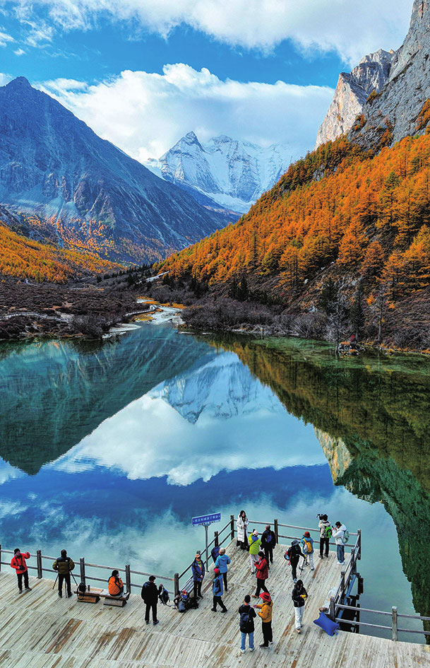 འདི་ནི་ཡུལ་སྐོར་བས་འདབ་པའི་ཉི་སྟེང་མཛེས་ལྗོངས་ཁུལ་གྱི་ལྷ་མཚོའི་ངོགས་སུ་པར་རྒྱག་བཞིན་པ། (ཟླ་10ཚེས་29ཉིན་པར་བརྒྱབ)ཤིན་ཧྭ་གསར་འགྱུར་ཁང་གིས་སྤེལ།（ཀྲོང་ཀེར་གྱིས་པར་བརྒྱབ）