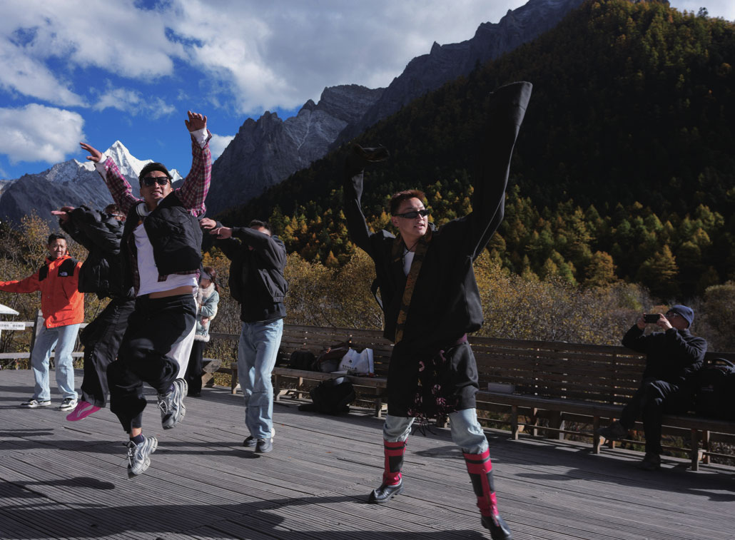 འདི་ནི་མཚོ་མགོ་དགོན་གྱི་སྤང་གཤོངས་མདུན་དུ་བོད་རིགས་ཀྱི་གཞོན་ནུ་འགའ་དང་ཡུལ་སྐོར་བ་མཉམ་དུ་སྒོར་གཞས་རྒྱག་བཞིན་པ། (ཟླ་10ཚེས་26ཉིན་པར་བརྒྱབ) ཤིན་ཧྭ་གསར་འགྱུར་ཁང་གི་གསར་འགོད་པ་ཅང་ཧུང་ཅིང་གིས་པར་བརྒྱབ།