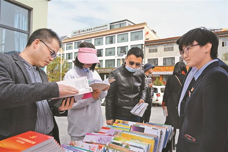 འདི་ནི་བསམ་གྲུབ་རྩེ་ཆུས་སྐྱིད་འཕེལ་སྡེ་ཁུལ་དུ་དཔེ་དེབ་འོས་སྦྱོར་བྱེད་སྒོ་སྤེལ་བཞིན་པ།