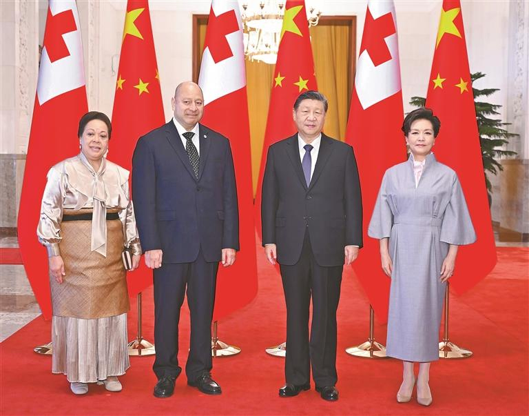      ཟླ་11ཚེས་25ཉིན་གྱི་སྔ་དྲོར། རྒྱལ་ཁབ་ཀྱི་ཀྲུའུ་ཞི་ཞི་ཅིན་ཕིང་གིས་པེ་ཅིང་མི་དམངས་ཚོགས་ཁང་ཆེ་མོར་ཀྲུང་གོར་རྒྱལ་དོན་འཚམས་འདྲིར་ཕེབས་པའི་ཐང་ཀའི་རྒྱལ་པོ་ཐུའུ་ཕུའུ་ཁྲི་ཐོག་དྲུག་པ་དང་མཇལ་འཛོམས་གནང་ཞིང་། འདི་ནི་ཞི་ཅིན་ཕིང་དང་སྐུ་ཟླ་ཕེང་ལི་ཡོན་གྱིས་ཐུའུ་ཕུའུ་ཁྲི་ཐོག་དྲུག་པ་དང་བཙུན་མོ་ནཱ་ནཱ་ཤིས་ཕ་ཝུའུ་དང་ལྷན་བཞུགས་དྲན་རྟེན་སྐུ་པར་བསྐྱོན་བཞིན་པ།