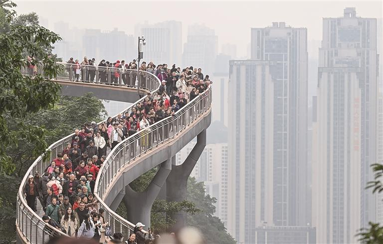 ཉེ་ཆར། ཁྲུང་ཆིང་གི་རི་སྐེད་ཨེ་ལིང་འཕྲང་ཟམ་དངོས་སུ་སྤྱོད་འགོ་ཚུགས་ཤིང་། འཕྲང་ཟམ་དེའི་སྤྱིའི་རིང་ཚད་ལ་སྨི་460དང་། ཞེང་ཚད་ལ་སྨི་3 མཐོ་ཚད་ལ་སྨི་28ཡོད་པ་རེད། རི་ལྡེབས་སུ་བསྐྲུན་ཏེ་ཨེ་ལིང་སྤྱི་གླིང་དང་ཧྥུའུ་ཐུའུ་ཀོན་སྤྱི་གླིང་ཡུག་གཅིག་ཏུ་སྦྲེལ་ཡོད་པ་དང་། དེ་ནས་ལྟ་བས་མི་ངོམ་པའི་གཙང་པོའི་མཛེས་ལྗོངས་ལ་མྱོང་རོལ་བྱེད་ཆོག་པས། དེ་ནི་ཁྲུང་ཆིང་ཡུལ་སྐོར་གྱི་ས་ཁམས་མཚོན་རྟགས་གསར་པ་ཞིག་ཏུ་གྱུར་ཡོད་ཅིང་། འདི་ནི་མི་མང་པོས་ཟམ་སྟེང་ནས་ཡུལ་ལྗོངས་ལ་ལྟ་བཞིན་པ།