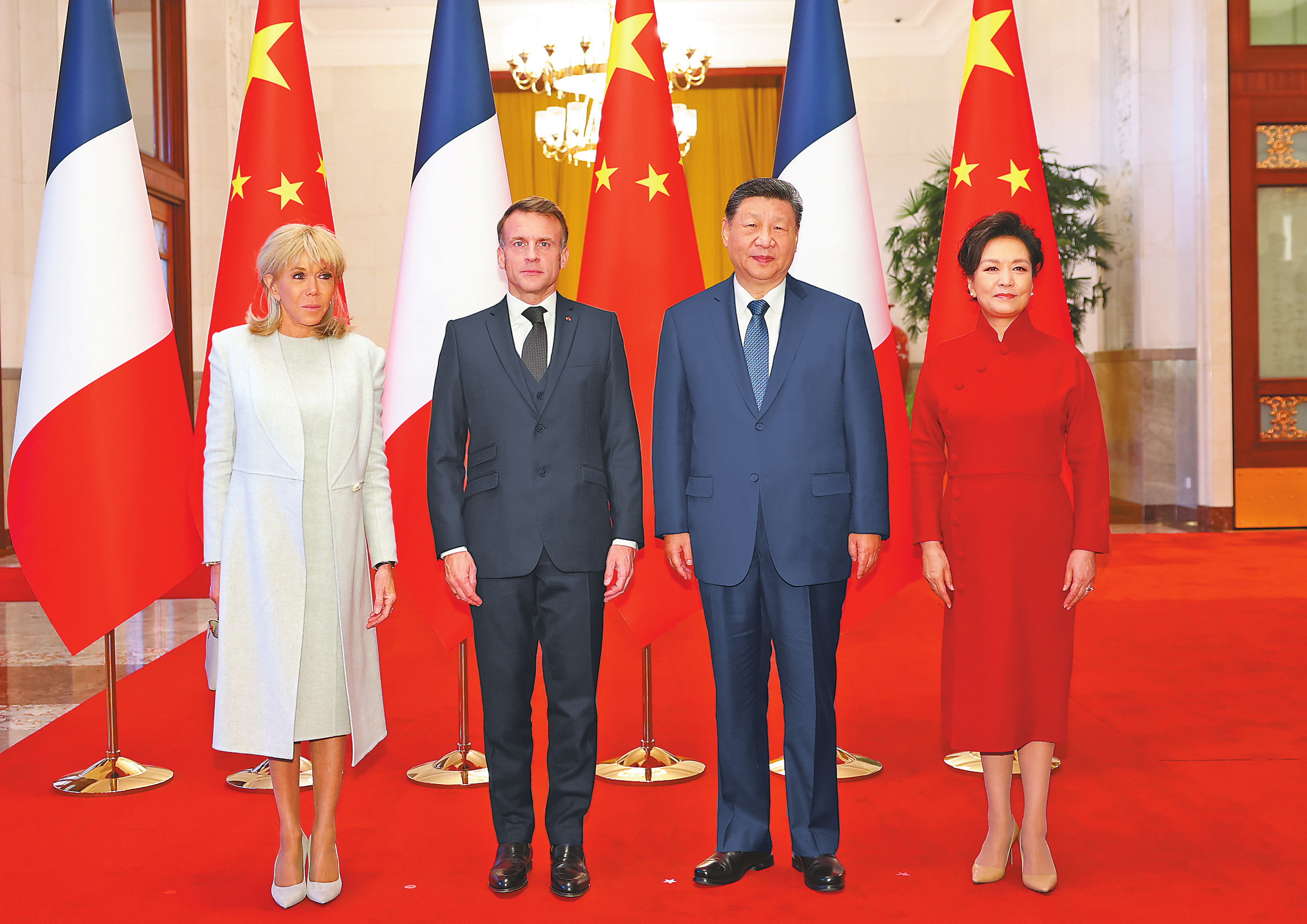 ཟླ་12ཚེས་4ཉིན་གྱི་སྔ་དྲོར། རྒྱལ་ཁབ་ཀྱི་ཀྲུའུ་ཞི་ཞི་ཅིན་ཕིང་གིས་པེ་ཅིང་མི་དམངས་ཚོགས་ཁང་ཆེ་མོར་ཀྲུང་གོར་རྒྱལ་དོན་འཚམས་འདྲིར་ཕེབས་པའི་ཧྥ་རན་སེའི་ཙུང་ཐུང་མཱ་ཁེ་ལུང་དང་གྲོས་མོལ་གནང་ཞིང་། འདི་ནི་གྲོས་མོལ་མ་གནང་གོང་ཞི་ཅིན་ཕིང་གིས་མི་དམངས་ཚོགས་ཁང་ཆེ་མོའི་ཚོམས་ཆེན་བྱང་མར་མཱ་ཁེ་ལུང་ལ་ཕེབས་བསུའི་མཛད་སྒོ་འཚོག་བཞིན་པ།