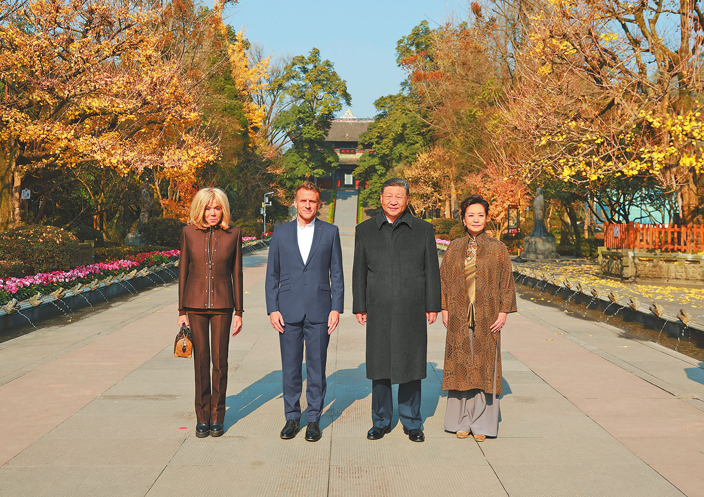 ཟླ་12ཚེས་5ཉིན། རྒྱལ་ཁབ་ཀྱི་ཀྲུའུ་ཞི་ཞི་ཅིན་ཕིང་གིས་སི་ཁྲོན་ཞིང་ཆེན་ཁྲེང་ཏུའུ་གྲོང་ཁྱེར་ཏུའུ་ཅང་ཡན་དུ་ཧྥ་རན་སེའི་ཙུང་ཐུང་མཱ་ཁེ་ལུང་དང་མཛའ་མཐུན་སྤེལ་རེས་གནང་ཞིང་། འདི་ནི་ཞི་ཅིན་ཕིང་དང་སྐུ་ཟླ་ཕེང་ལི་ཡོན་གྱིས་མཱ་ཁེ་ལུང་སྟངས་དཔྱལ་དང་ལྷན་བཞུགས་དྲན་རྟེན་སྐུ་པར་སྐྱོན་བཞིན་པ།