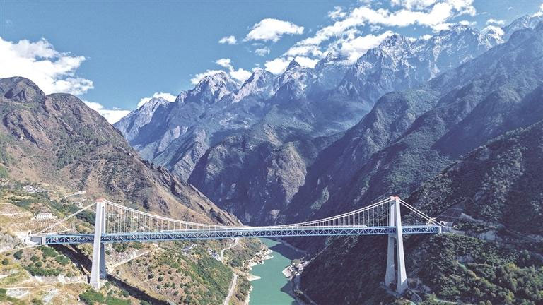 ཟམ་ཆེན་འདི་འཇང་གི་གཡུ་རིའི་ཕུག་ལམ་གྱི་ཐོན་སྒོ་ནས་སྔགས་པ་གངས་རིའི་ཕུག་ལམ་གྱི་འཛུལ་སྒོ་བར་བསྐྲུན་ཡོད་ཅིང་། དེ་ནི་ས་དམ་ནས་སེམས་ཀྱི་ཉི་ཟླ་བར་གྱི་ལྕགས་ལམ་གྱི་གཙོ་གནད་ཚོད་འཛིན་རང་བཞིན་གྱི་ལས་གྲྭ་ཞིག་ཡིན། འདི་ནི་རིང་ཚད་ཧྲིལ་པོར་སྨི་882.5ཡོད་པའི་སྟག་མཆོང་འགག་འབྲི་ཆུའི་ལྕགས་ལམ་ཟམ་ཆེན་ཡིན་པ། （2025ལོའི་ཟླ་11ཚེས་21ཉིན་བརྒྱབ་པའི་པར། མི་མེད་གནམ་གྲུས་པར་བརྒྱབ）