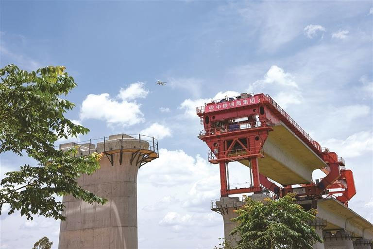 འདི་ནི་ཀྲུང་གོ་ལྕགས་ལམ་ཅུས་བཞི་པའི་ཡུས་ཁུན་མྱུར་བགྲོད་ལྕགས་ལམ་ཁུན་མིང་ལྟེ་གནས་དུམ་བུའི་པཱ་ཅཱ་གྲོང་ཚོའི་ཧུའུ་ཁུན་ལྕགས་ལམ་གྱི་ཟམ་ཆེན་ཆེ་ཤོས་ཀྱི་ཟམ་གདུང་བསྐྲུན་ཡུལ་ཡིན་པ། （2025ལོའི་ཟླ་5ཚེས་21ཉིན་བརྒྱབ་པའི་པར）