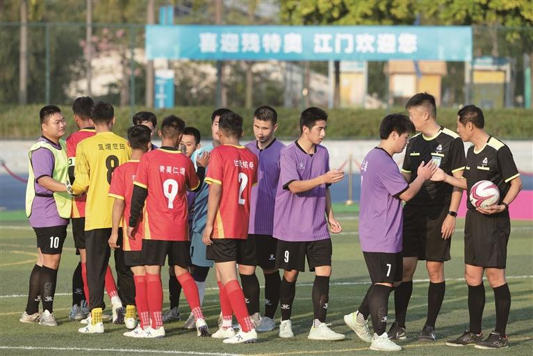 འདི་ནི་ཕྱོགས་གཉིས་པོའི་སྤོ་ལོ་རྒྱག་མཁན་གྱིས་འགྲན་བསྡུར་ཚར་རྗེས་ལག་པ་གཏོང་རེས་བྱེད་བཞིན་པ།