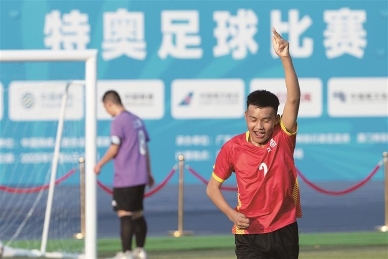 འདི་ནི་བོད་ལྗོངས་རུ་ཁག་གི་རུ་མི་ཟླ་བ་སྐལ་བཟང（གཡས）གིས་སྤོ་ལོ་བླུགས་རྗེས་དགའ་འབོད་བྱེད་བཞིན་པ།