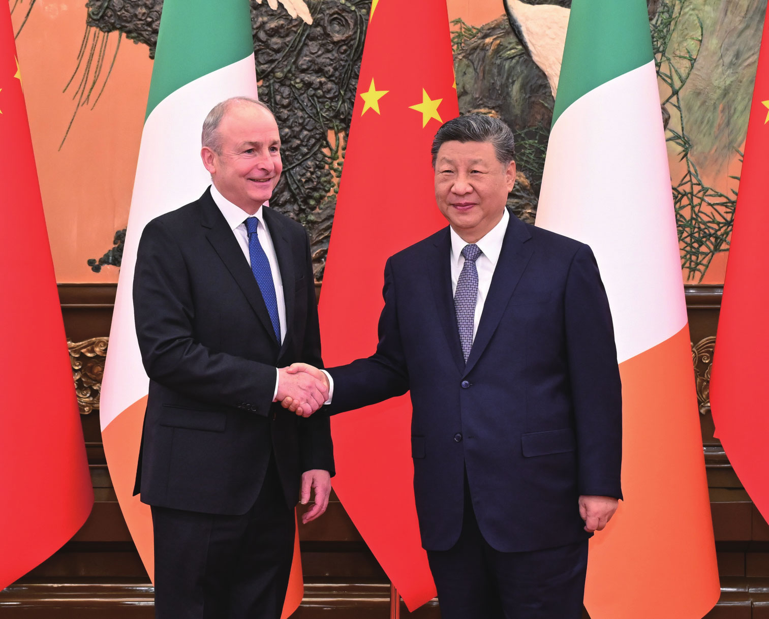 ཟླ་1ཚེས་5ཉིན་གྱི་སྔ་དྲོར། རྒྱལ་ཁབ་ཀྱི་ཀྲུའུ་ཞི་ཞི་ཅིན་ཕིང་གིས་པེ་ཅིང་མི་དམངས་ཚོགས་ཁང་ཆེ་མོར་ཀྲུང་གོར་དངོས་གཞིའི་འཚམས་འདྲིར་ཕེབས་པའི་ཨིར་ལན་གྱི་ཙུང་ལི་མཱ་ཏིང་དང་མཇལ་འཛོམས་གནང་བཞིན་པ།